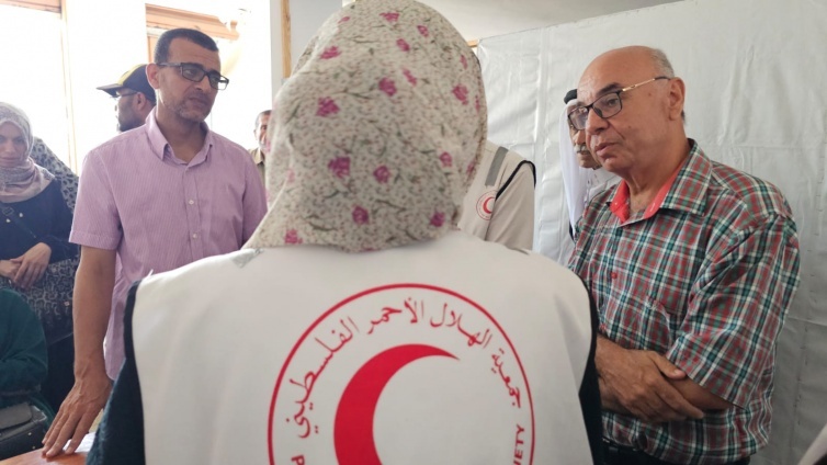 اللجنة الشعبية للاجئين بمخيم المغازي تزور المراكز الطبية وتحذر من كارثة صحية وبيئية وشيكة