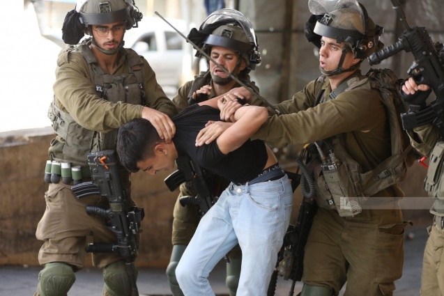 الاحتلال يعتقل 20 مواطنا من حزما شرق القدس ويغلق مداخلها