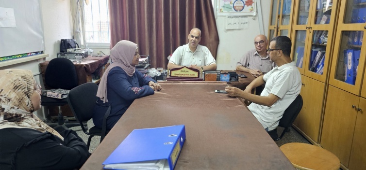 اللجنة الشعبية للاجئين بمخيم المغازي تشيد بمبادرات النازحين في مركز الإيواء بالمغازي وتعزز صمودهم