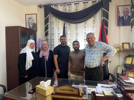 دائرة شؤون اللاجئين توزع منحة الطالب الجامعي في مخيمات منطقة الوسط دعماً للتعليم وتعزيزاً لصمود اللاجئين