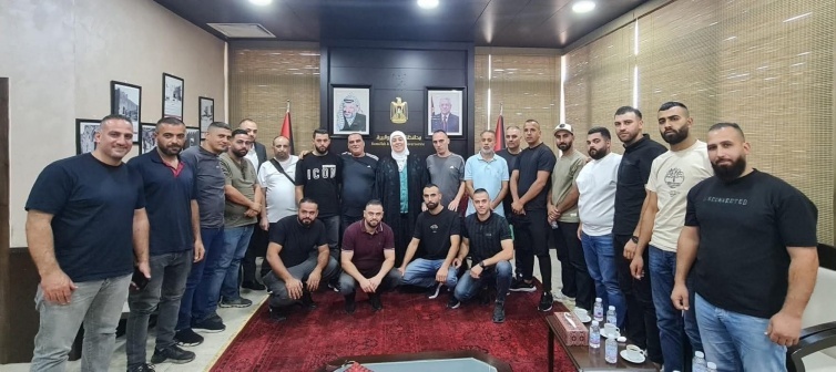 وفد من مخيم الجلزون يلتقي محافظ رام الله والبيرة لبحث قضايا المخيم