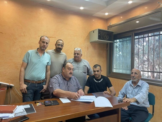 اللجنة الشعبية بمخيم عسكر القديم توقع اتفاقية لتزويد مركزها الصحي بأجهزة طبية متطورة