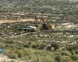 مستعمرون يغلقون المدخل الغربي لقرية دير جرير شمال رام الله