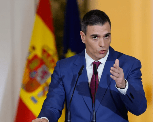 رئيس الوزراء الإسباني: اصدار مرسوم ملكي بتجريم تصدير الأسلحة إلى إسرائيل