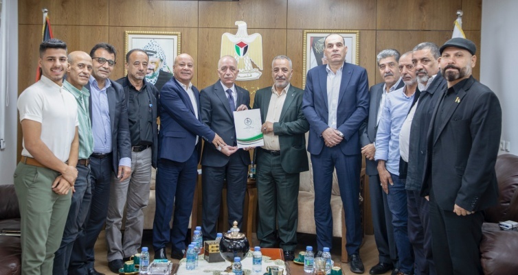 في إطار دعم الحكومة لصمود المخيمات: سلطة الأراضي تسلّم تخصيص أرض لمركز شباب بلاطة