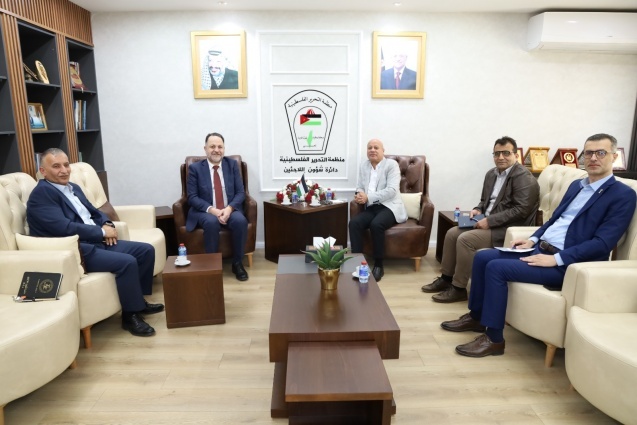 أبو هولي يبحث مع رئيس سلطة المياه خطط تحسين خدمات المياه في المخيمات الفلسطينية 
