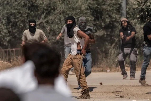 مستعمرون يهاجمون بيت امرين ويحرقون مركبتين