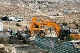 الاحتلال يهدم بركسا ومتنزها ويجرف ملعبا وأرضا زراعية في مخماس  