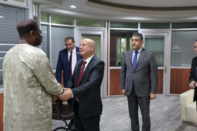 A Palestinian delegation headed by Dr. Abu Holi briefed the Secretary-General of the International Islamic Fiqh Academy on the situation in Palestine.