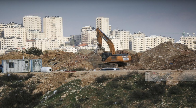 قوة كبيرة من جيش الاحتلال معززة بالجرافات تقتحم محيط مخيم قلنديا وبلدة كفر عقب