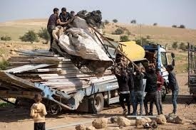 عائلتان فلسطينيتان ترحلان من خربة سمرة بالأغوار الشمالية بسبب اعتداءات المستعمرين