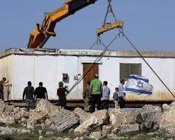 مستعمرون يضعون بيتا متنقلا ومرفقات ثروة حيوانية قرب تياسير