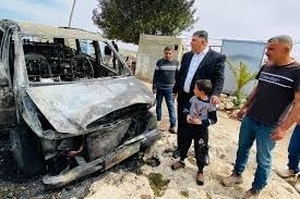 مستعمرون يعتدون على مواطنين ويحرقون منزلا وخيمتين و3 مركبات في اللبن الشرقية  