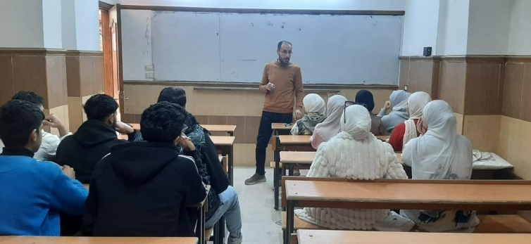 تنفيذا لتوجيهات الرئيس: "دائرة شؤون اللاجئين" وسفارة فلسطين بسوريا تنظمان دورة تعليمية مكثفة لطلبة الشهادتين الثانوية والإعدادية في مخيم اليرموك 