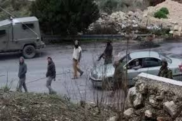 مستعمرون يهاجمون مركبات المواطنين في المعرجات شمال غرب أريحا