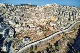 الاحتلال يشرع بهدم منشآت قرب مخيم شعفاط بالقدس