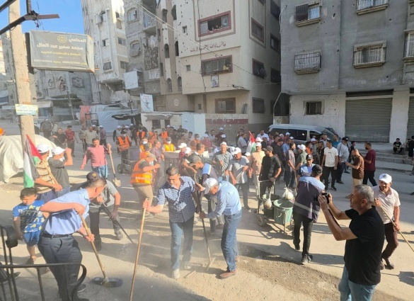 بتوجيهات من د. احمد أبو هولي   تحت شعار ابدأ بنفسك: دائرة شؤون اللاجئين بالمنظمة واللجنة الشعبية بمخيم الشاطئ تنظمان حملة تطوعية واسعة لتنظيف وإعادة تأهيل شوارع وأزقة مخيم الشاطئ 