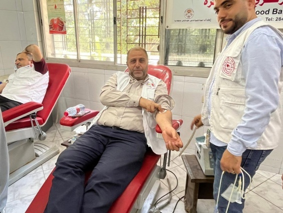 دائرة شؤون اللاجئين واللجنة الشعبية تطلق الحملة التطوعية للتبرع بالدم بالشراكة مع جمعية بنك الدم المركزي 