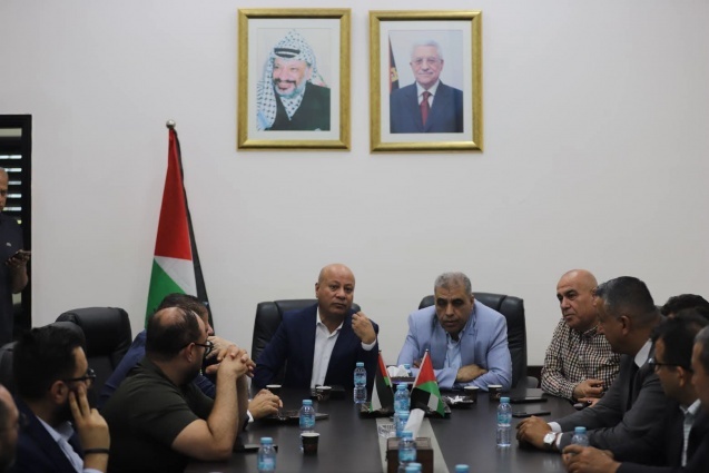 ابو هولي يتفقد مستشفى الأونروا في قلقيلية ويبحث مع المحافظ آليات تطويره والدفاع عن تفويض الوكالة 