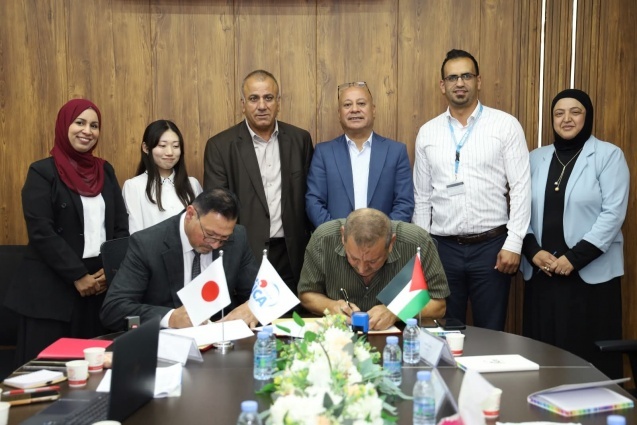 بحضور رئيس دائرة شؤون اللاجئين د. احمد أبو هولي اللجنة الشعبية للخدمات توقع اتفاقية المرحلة الأولى لتأهيل بئر مياه في مخيم عين السلطان بتمويل ياباني لتعزيز صمود اللاجئين وإنهاء أزمة المياه