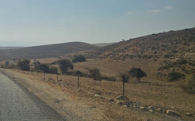 مستعمرون يسيّجون أراضي في الأغوار الشمالية