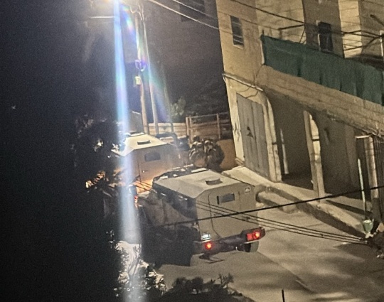 قوات الاحتلال تداهم منازل مواطنين في عناتا ومخيم شعفاط